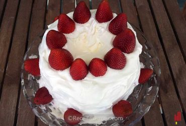 receita facil de bolo morangos chantilly