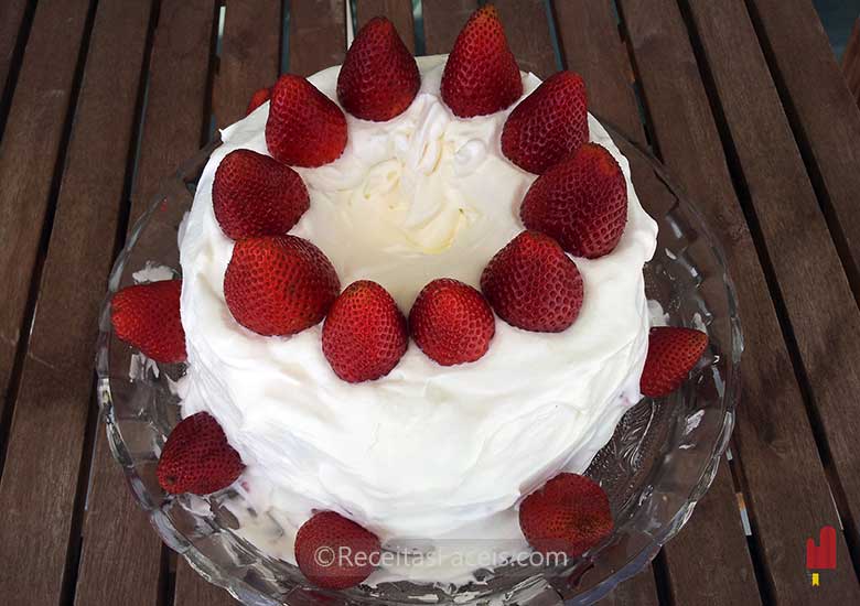 receita facil de bolo morangos chantilly