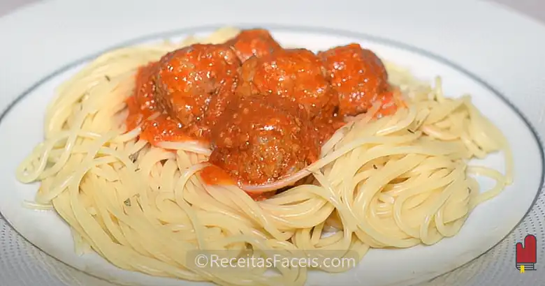 receita facil de esparguete com almondegas