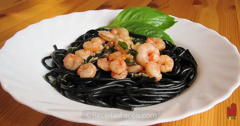 receita facil de esparguete negro (nero) com camarão