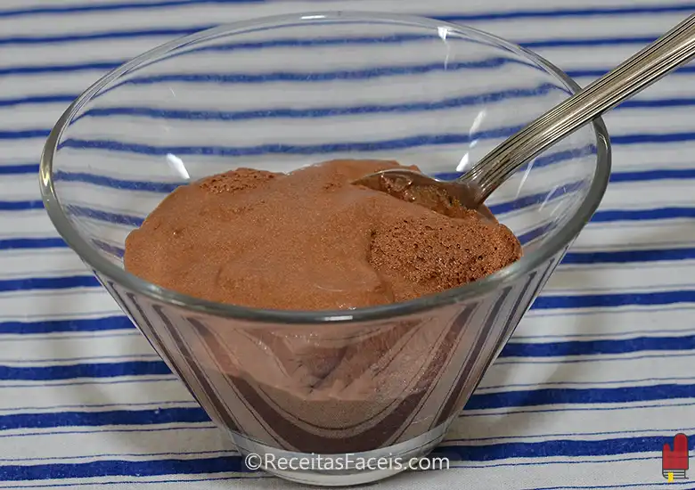 receita fácil de mousse de chocolate
