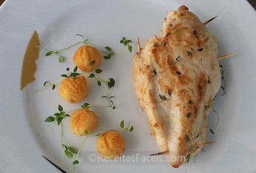 receita facil de peitos de frango recheados