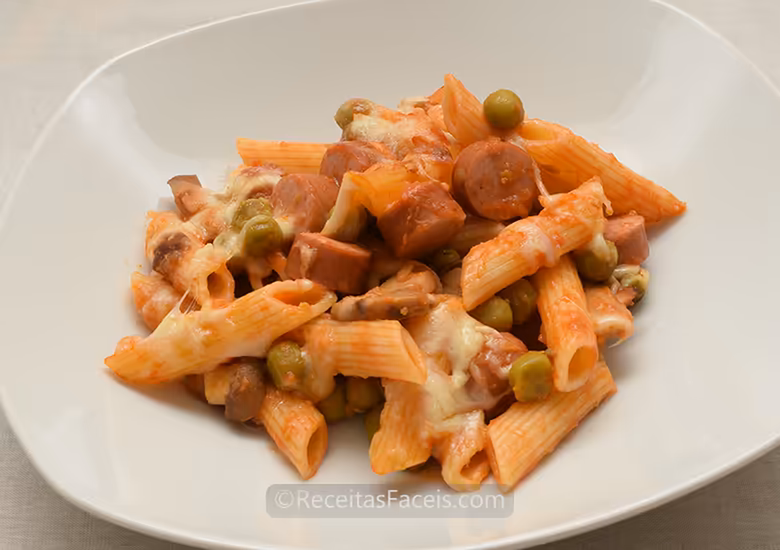 receita facil de Penne com salsichas e cogumelos em tomate