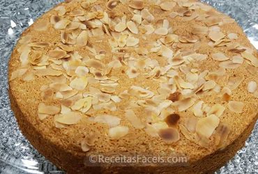 receita fácil de bolo de claras com amendoas