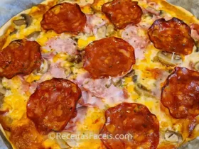 receita fácil de pizza de chourição cogumelos e fiambre