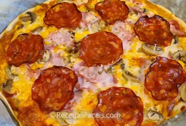 receita fácil de pizza de chourição cogumelos e fiambre